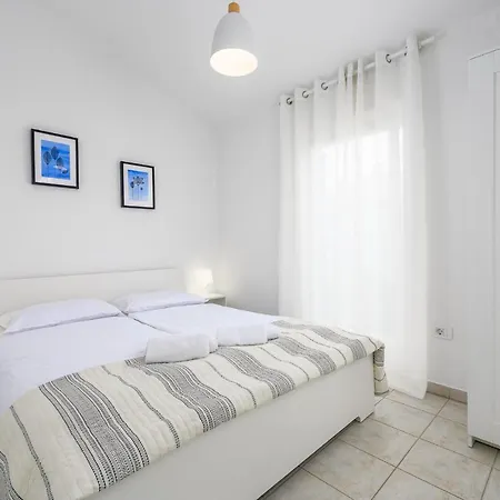 Apartment Tramontana Near The Beach Basanija Exterior photo